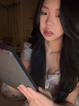 jolie 33 online show from May 3, 2026, 2:12 pm