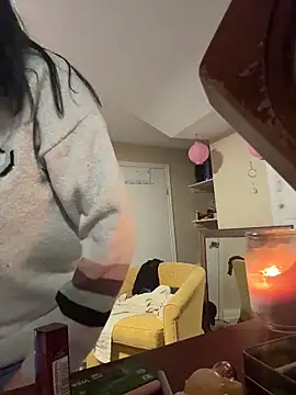mango-kitty online show from May 10, 2026, 6:13 pm