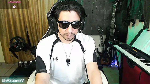 Snapshot of IASuarezV chatting on July 4, 2026, 4:29 am IASuarezV online show from July 4, 2026, 4:29 am
