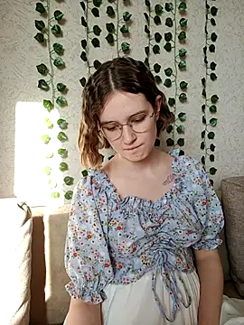 Heyy Mia online show from March 28, 2026, 1:43 pm