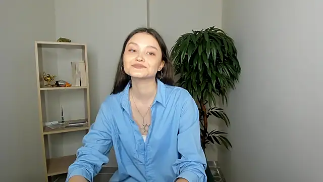 Snapshot of GussieGoold chatting on March 24, 2026, 10:42 am GussieGoold online show from March 24, 2026, 10:42 am