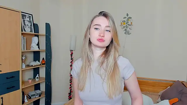 Snapshot of VioletteClaire chatting on May 2, 2026, 7:24 am VioletteClaire online show from May 2, 2026, 7:24 am