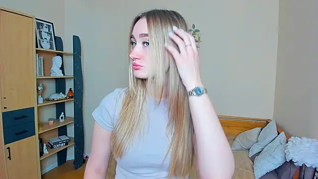 Snapshot of VioletteClaire chatting on May 9, 2026, 7:46 am VioletteClaire online show from May 9, 2026, 7:46 am