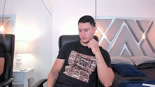 Snapshot of Chriss_Diamond chatting on April 26, 2026, 8:17 pm Chriss Diamond online show from April 26, 2026, 8:17 pm