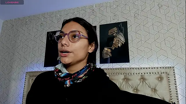 ValeAlvarez  online show from April 14, 2026, 7:42 pm