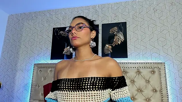 ValeAlvarez  online show from April 19, 2026, 5:56 pm