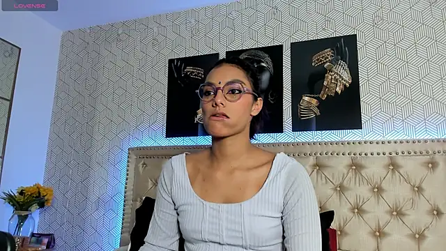 ValeAlvarez  online show from April 20, 2026, 6:09 pm