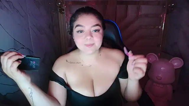 luna  r  online show from May 6, 2026, 9:31 pm
