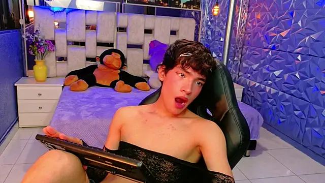 IsaacNovaa online show from April 16, 2026, 9:39 pm