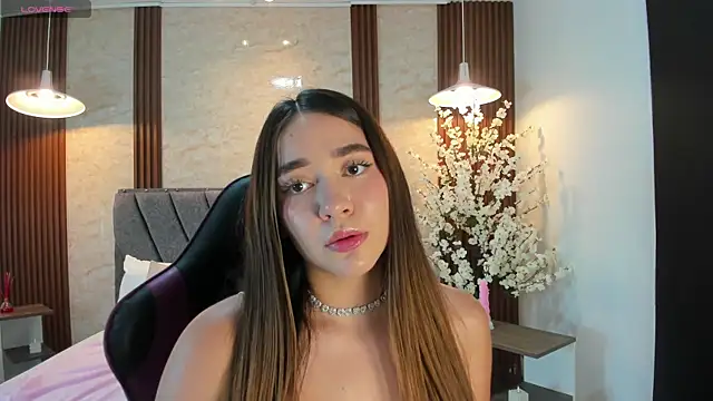Snapshot of Anissa_m_ chatting on April 9, 2026, 6:35 pm Anissa m online show from April 9, 2026, 6:35 pm