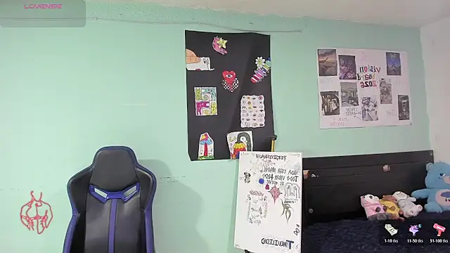 TYLERhHOT2005 online show from May 18, 2026, 1:17 pm