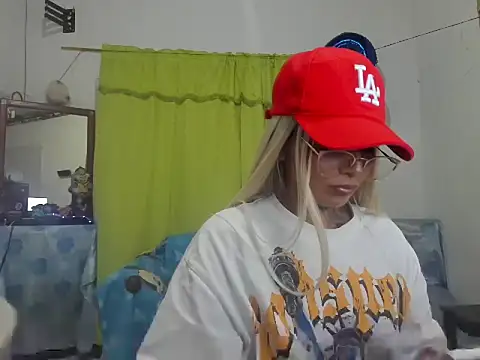Snapshot of skinny_tyffany chatting on May 27, 2026, 5:04 am skinny tyffany online show from May 27, 2026, 5:04 am
