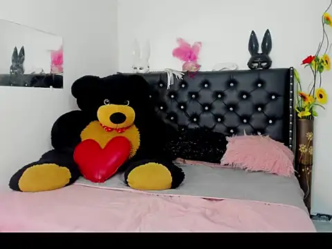 Snapshot of Alejandra_and_James_ chatting on April 9, 2026, 10:15 pm Alejandra and James online show from April 9, 2026, 10:15 pm