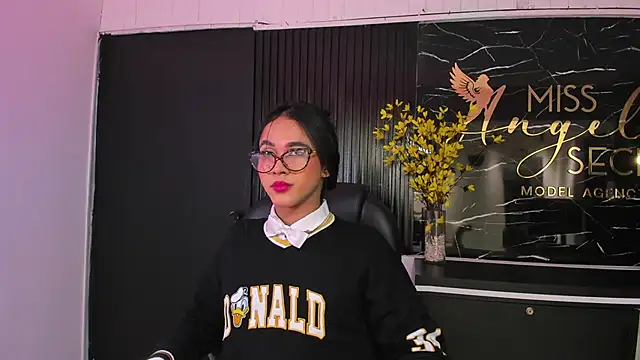 Snapshot of Miss_KhalifaDoll chatting on April 1, 2026, 4:02 am Miss KhalifaDoll online show from April 1, 2026, 4:02 am