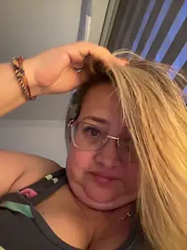 Martinacurvy  online show from April 1, 2026, 11:24 pm