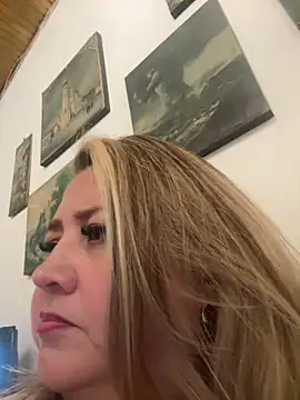 Martinacurvy  online show from April 8, 2026, 12:32 am