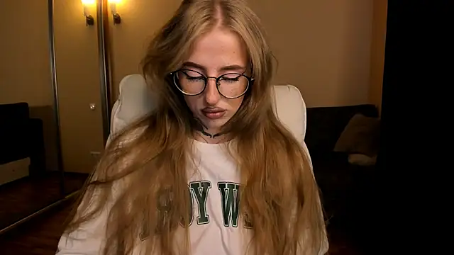 Snapshot of harley_kimm chatting on June 23, 2026, 5:27 am harley kimm online show from June 23, 2026, 5:27 am