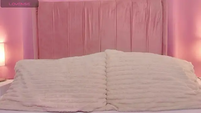 Snapshot of MoollyLove chatting on April 17, 2026, 12:08 pm MoollyLove online show from April 17, 2026, 12:08 pm