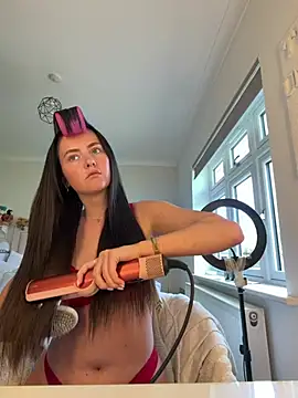 LolaSkyee online show from April 18, 2026, 3:16 pm