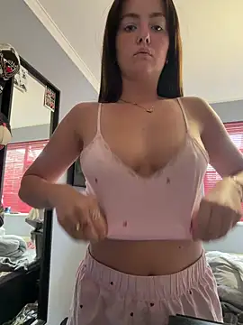LolaSkyee online show from June 10, 2026, 6:23 am