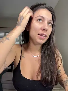 Carolzinhalux69 online show from April 27, 2026, 5:11 pm