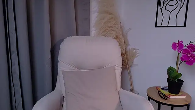 LiaFox  online show from April 9, 2026, 3:06 am