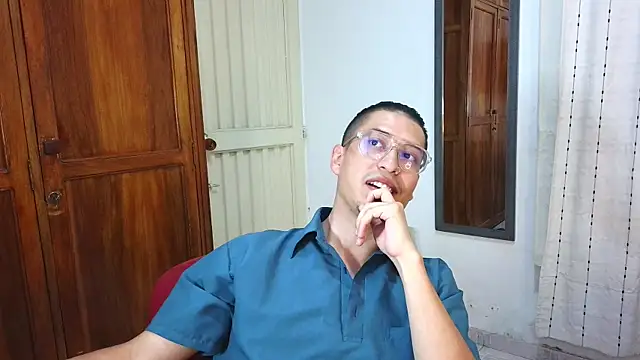 Snapshot of Eriick___E chatting on May 7, 2026, 12:49 am Eriick E online show from May 7, 2026, 12:49 am