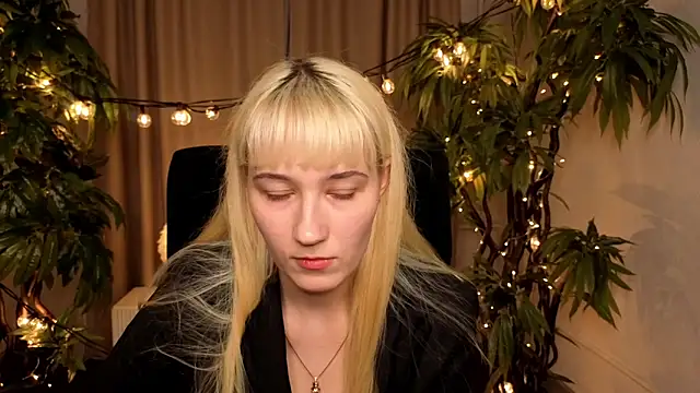 Snapshot of SusanWeaver chatting on April 7, 2026, 12:49 pm SusanWeaver online show from April 7, 2026, 12:49 pm