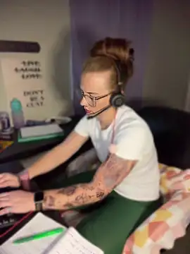 Snapshot of RoxyRedXO12 chatting on April 8, 2026, 7:36 pm RoxyRedXO12 online show from April 8, 2026, 7:36 pm