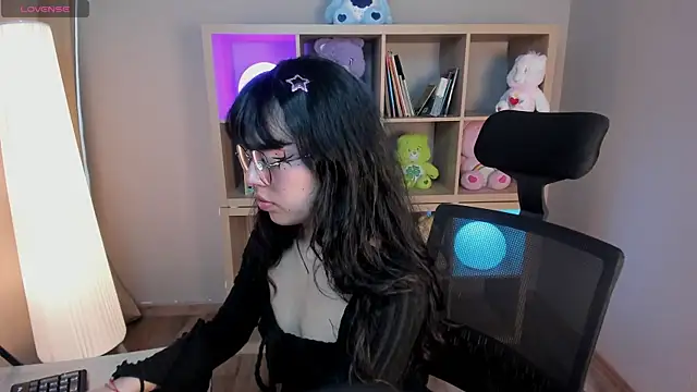 Snapshot of Saphyralux chatting on June 27, 2026, 8:25 pm Saphyralux online show from June 27, 2026, 8:25 pm