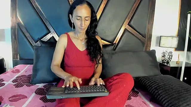 SamanttaLopez online show from April 18, 2026, 8:42 pm