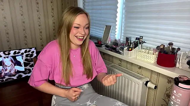 Snapshot of LolaZola chatting on March 30, 2026, 11:33 am LolaZola online show from March 30, 2026, 11:33 am