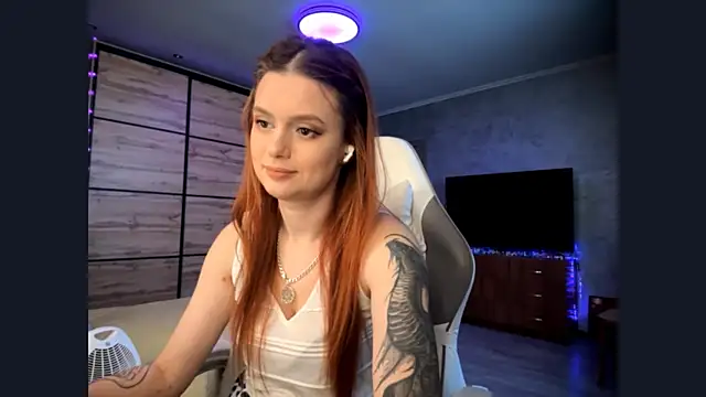 Snapshot of FoxyEmma chatting on May 5, 2026, 1:41 pm FoxyEmma online show from May 5, 2026, 1:41 pm