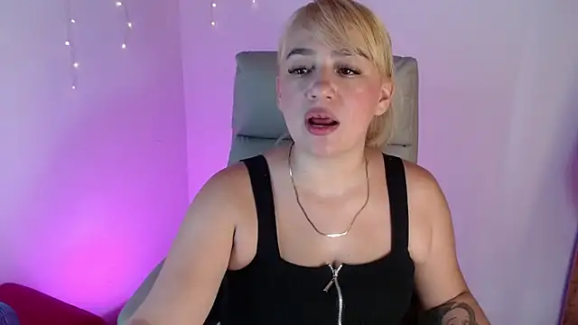 Snapshot of Carolina_2403 chatting on May 17, 2026, 7:43 pm Carolina 2403 online show from May 17, 2026, 7:43 pm