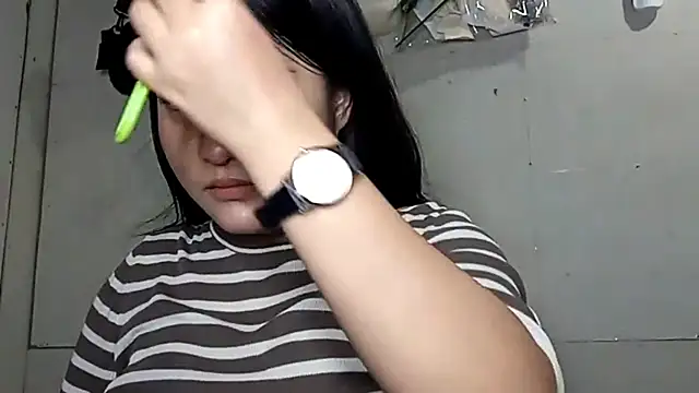 BrandeePhatdouang online show from April 8, 2026, 6:02 am