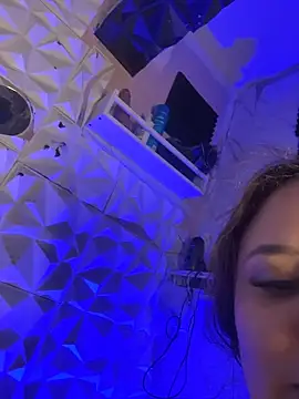 SaskiaDeluxe online show from April 7, 2026, 12:27 pm