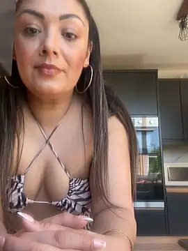 AmeliaUK online show from April 7, 2026, 11:43 am