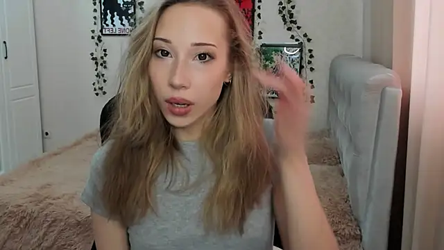 Snapshot of Emmarayder chatting on April 13, 2026, 1:49 pm Emmarayder online show from April 13, 2026, 1:49 pm