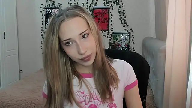 Snapshot of Emmarayder chatting on May 4, 2026, 11:06 am Emmarayder online show from May 4, 2026, 11:06 am