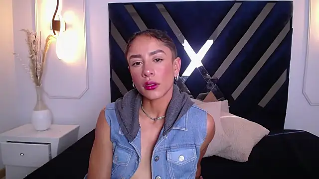 Snapshot of Skylee_and_Violet chatting on April 9, 2026, 8:03 pm Skylee and Violet online show from April 9, 2026, 8:03 pm
