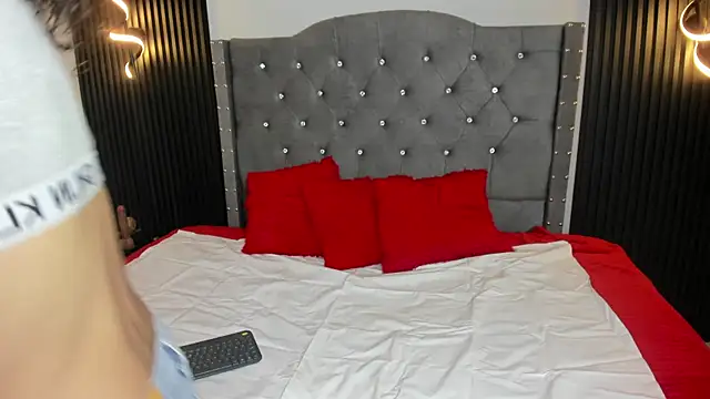 Snapshot of Skylee_and_Violet chatting on May 20, 2026, 7:53 pm Skylee and Violet online show from May 20, 2026, 7:53 pm