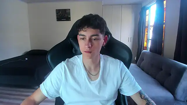 Snapshot of Luke_Chill chatting on April 4, 2026, 9:34 pm Luke Chill online show from April 4, 2026, 9:34 pm