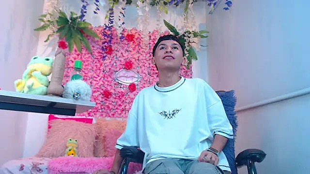 Thiagorincon22 online show from April 3, 2026, 6:28 pm