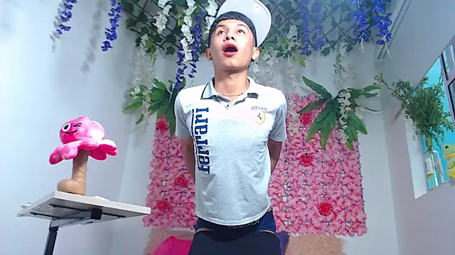 Thiagorincon22 online show from April 8, 2026, 9:37 pm