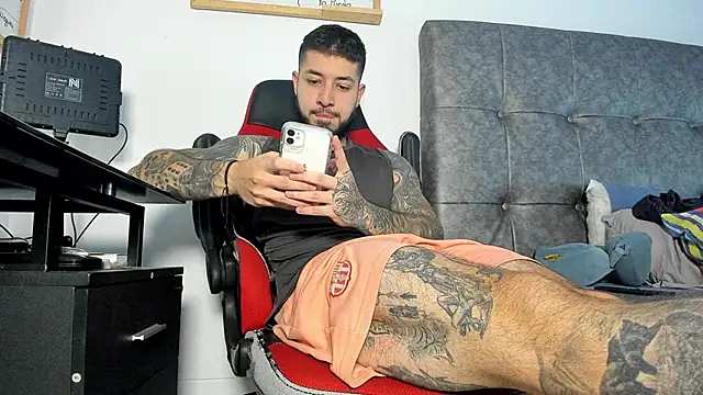 Snapshot of vyxen_x chatting on April 13, 2026, 8:14 pm vyxen x online show from April 13, 2026, 8:14 pm