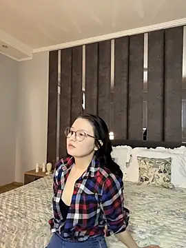 FlowyLily online show from April 3, 2026, 1:36 am