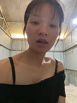 Snapshot of Elisa-a chatting on April 13, 2026, 4:18 am Elisa-a online show from April 13, 2026, 4:18 am