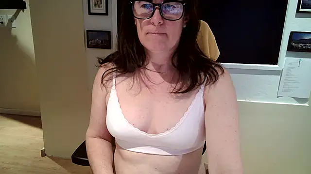 CuriousMadame online show from April 18, 2026, 11:58 am