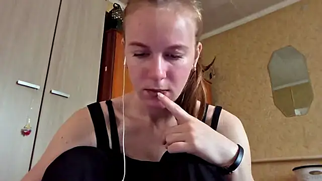 Snapshot of DonnaKuc chatting on April 8, 2026, 6:13 am DonnaKuc online show from April 8, 2026, 6:13 am