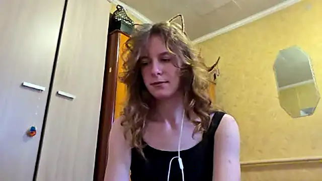 Snapshot of DonnaKuc chatting on April 13, 2026, 6:08 am DonnaKuc online show from April 13, 2026, 6:08 am